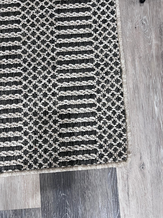 Black and Cream Outdoor Rug 6x9